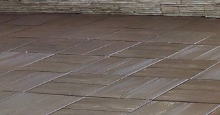 Бетонная брусчатка двора в Верхней Пышме в октябре