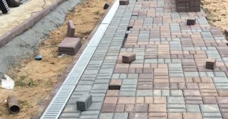 Профессиональная укладка плитки на улице в Верхней Пышме в октябре
