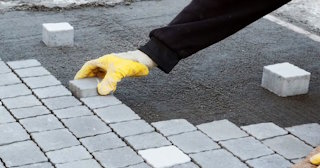 Монтаж тротуарной плитки на даче в Верхней Пышме в октябре