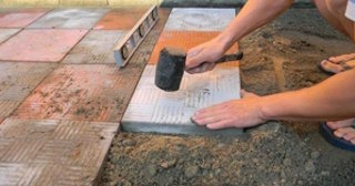 Укладка тротуарной плитки на основание в Верхней Пышме в октябре