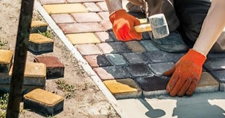 Укладка брусчатки «старый город» три цвета в Верхней Пышме в октябре