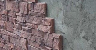 Качественная отделка цоколя фундамента снаружи в Верхней Пышме в октябре