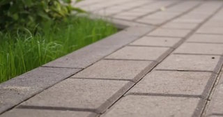 Профессиональная укладка тротуарных дорожек в Верхней Пышме в октябре